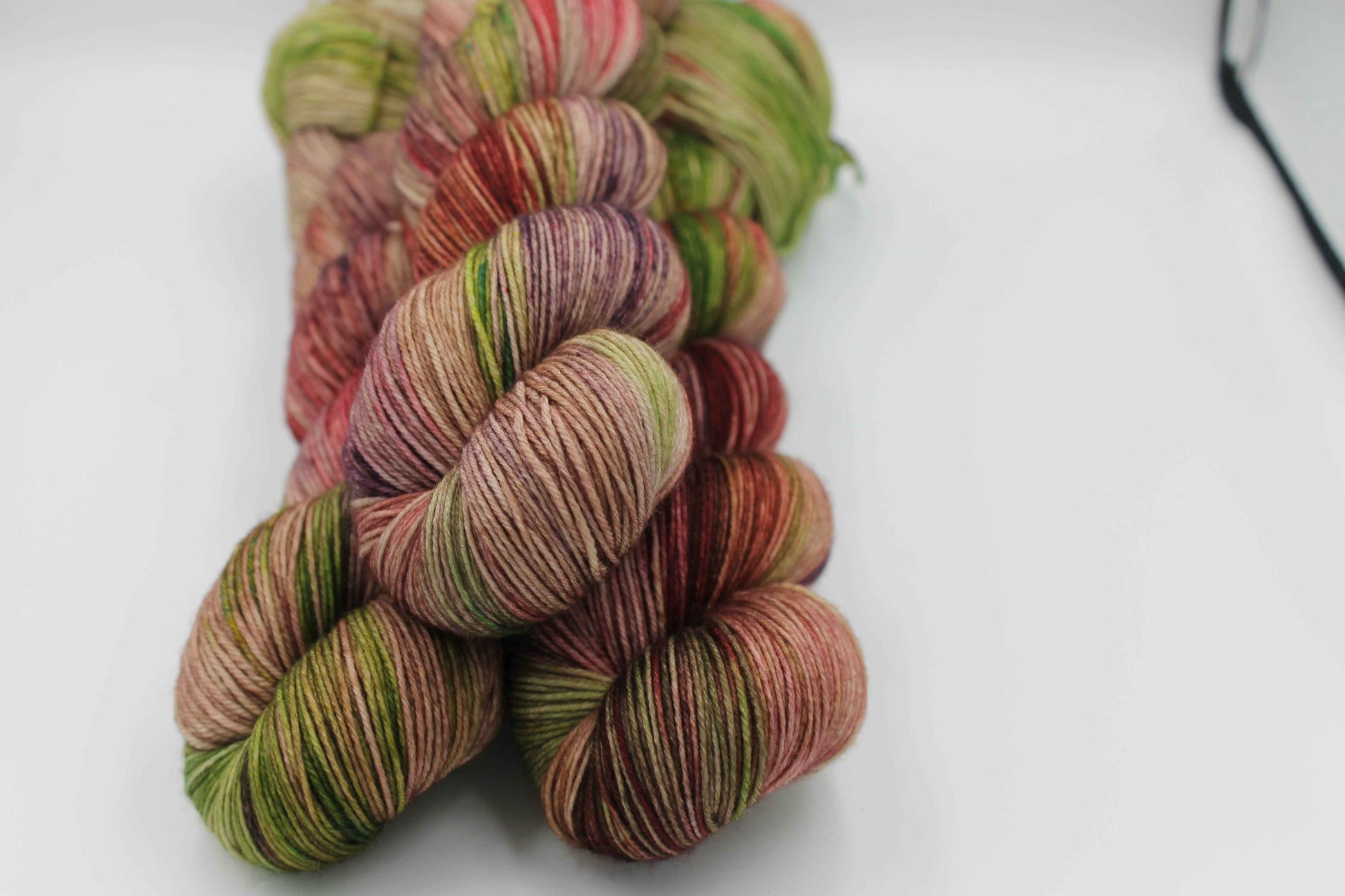 Unruly Rose Sock Skein 100g Hand Dyed Merino Nylon Yarn 75% SuperWash Merino 25% Nylon