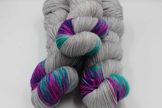 Cloudy Iris Assigned Pooling Sock Skein 100g Hand Dyed Merino Nylon Yarn 75% SuperWash Merino 25% Nylon