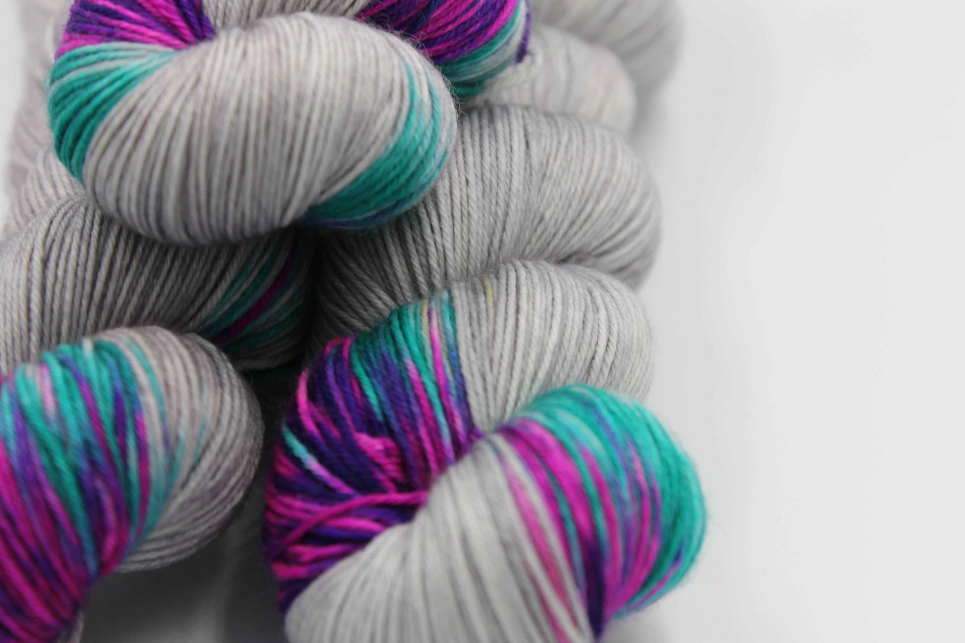 Cloudy Iris Assigned Pooling Sock Skein 100g Hand Dyed Merino Nylon Yarn 75% SuperWash Merino 25% Nylon